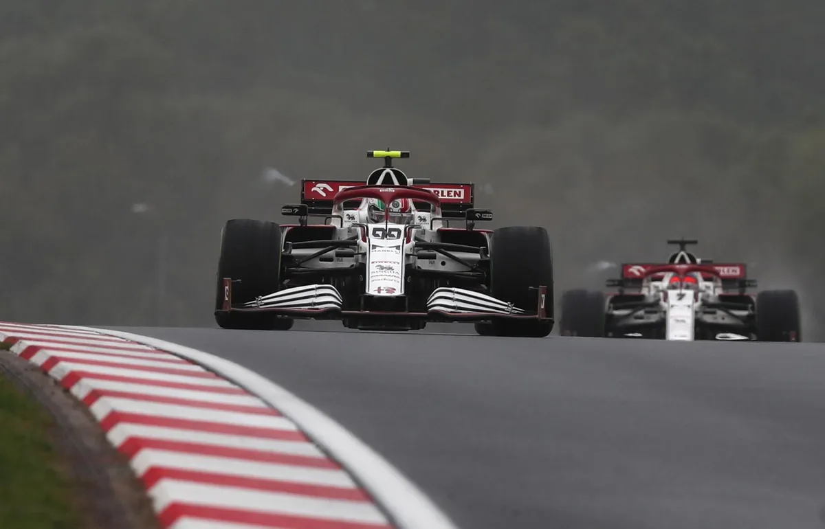 Schwacher Trost: Antonio Giovinazzi (vorne) hielt Sauber-Teamkollege Kimi Räikkönen hinter sich, blieb aber ohne Punkte.