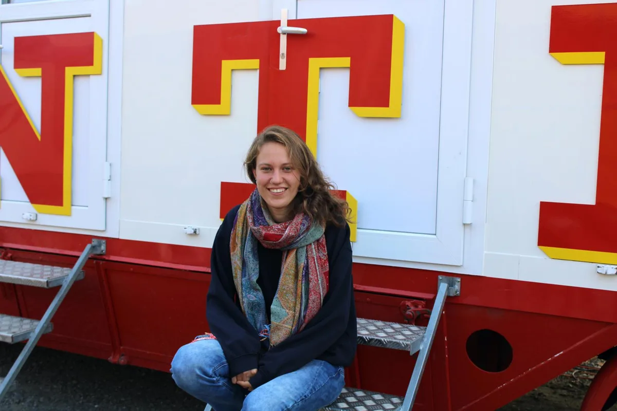 https-zueriost-ch-sites-default-files-elvis-media-2021-10-211006_flurinaschnyder-1-bes_preview-jpg Seit dieser Saison arbeitet Flurina Schnyder für den Circus Monti., In einem kleinen Wagen befindet sich ihr Reich für die Kostümpflege.