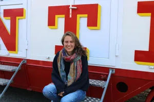 https-zueriost-ch-sites-default-files-elvis-media-2021-10-211006_flurinaschnyder-1-bes_preview-jpg Seit dieser Saison arbeitet Flurina Schnyder für den Circus Monti., In einem kleinen Wagen befindet sich ihr Reich für die Kostümpflege.