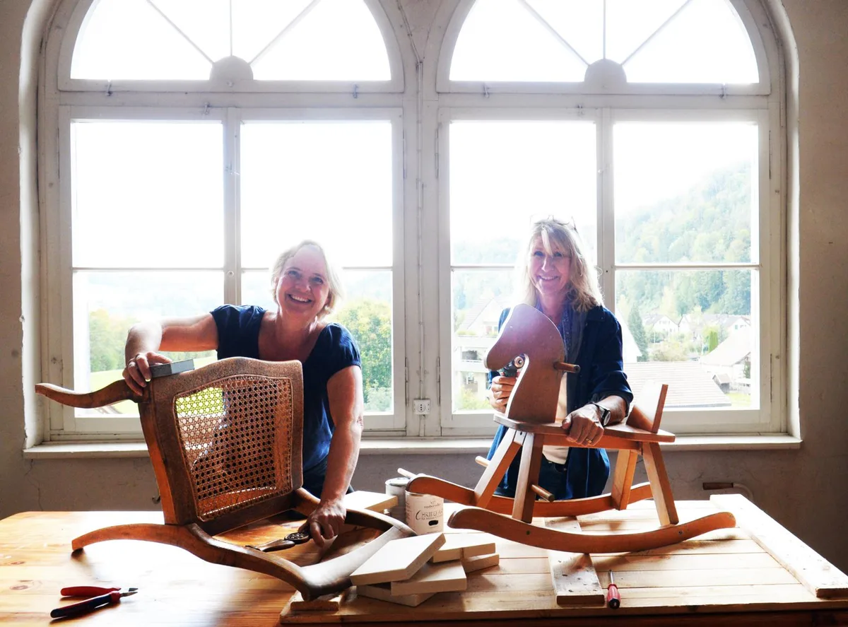 https-zueriost-ch-sites-default-files-elvis-media-2021-10-211014_werkstatt_farbig_weu_preview_0-jpg Sandra Müller und Carin Knoblauch (rechts) wollen alten Gegenständen neues Leben einhauchen. , Sie eröffnen ihr Geschäft in der ehemaligen Weberei Grünthal in Juckern-Saland am 13. und 14. November.