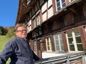 281021_martin%20widmer_4_cb_preview Der Walder Historiker Martin Widmer, hier vor dem Chrattenhof, hat ein Buch über das Feldbacher Oberhaus geschrieben. , Sehr ungewöhnlich für das Zürcher Oberland ist der um 1720 gebaute Chrattenhof in der Hueb im Stil eines Weinbauernhauses.