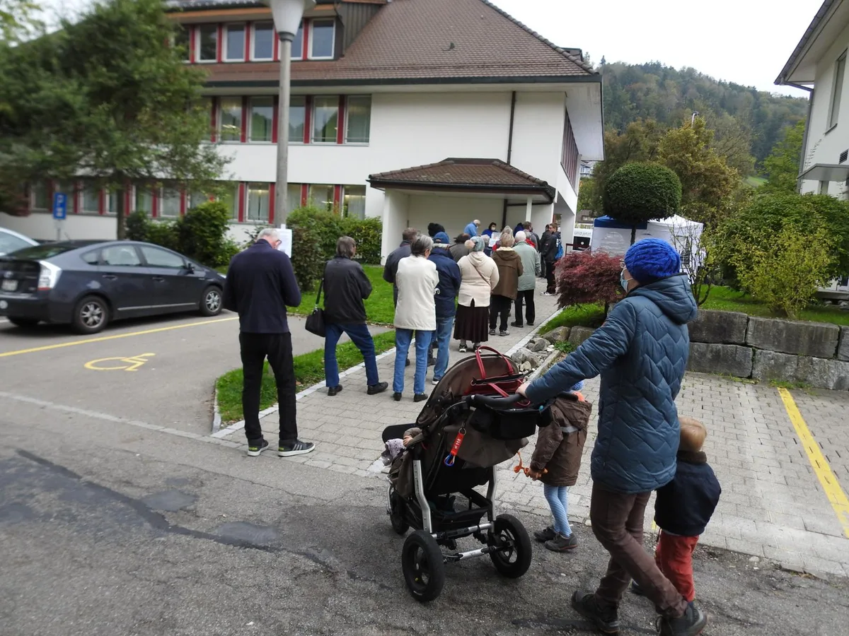 Schon früh bildete sich eine Schlange Impfwilliger vor dem Impf-Zelt. , Gemeinderätin Katrin Ruzicka: «Jeder, der sich impfen lassen möchte, sollte dies auch tun können.», Dr. med. Kaspar Saurer betreut und überwacht die frisch geimpften Personen., Das Impfmobil kommt das nächste Mal am Dienstag, 9. November, von 16.00 bis um 20.00 Uhr nach Turbenthal.