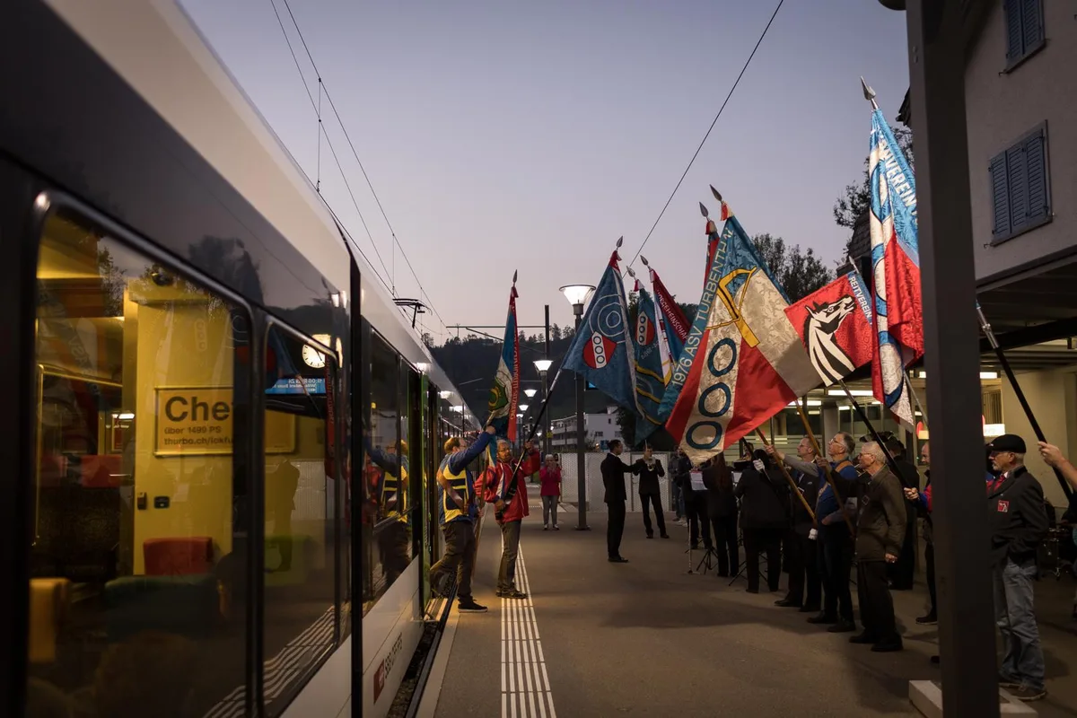 Am Samstag wurden die Turbenthaler Schützenvereine am Bahnhof Turbenthal freudig erwartet., Die Harmonie Turbenthal spielte gleich vor Ort einige Stücke für die Gäste., Walter Fehr, Präsident vom SV Turbenthal–Neubrunn, hielt eine kurze Ansprache und erörterte den Ablauf des Abends., Gemeinsam marschierte die Gruppe zum Armbrustschützenhaus. , Dort angekommen spielte die Harmonie Turbenthal erneut zu Ehren der Teilnahme am Eidgenössischen Schützenfest., Kameradinnen und Kameraden, Behördenvertreter und Delegationen der Dorfvereine feierten den besonderen Anlass., Es folgte eine Ansprache und Begrüssung von  Gemeinderätin Katrin Ruzicka., Die drei Präsidenten der Schützenvereine (von links nach rechts): Dominik Gubler, Walter Fehr und Kevin Schoch., Am Apéro wurden die Gäste unter anderem mit Grillwürsten verköstigt.