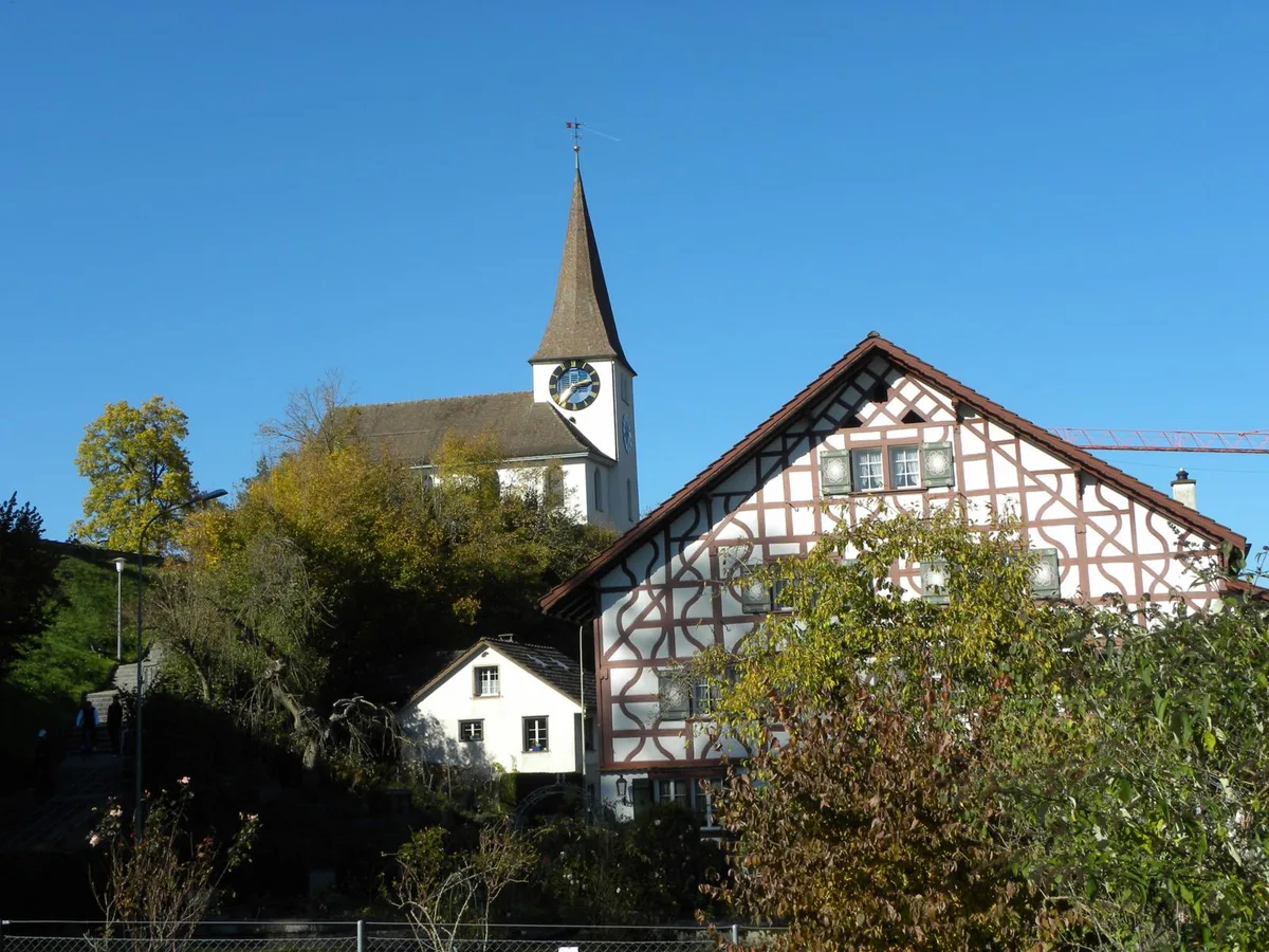 dscn6697-1_preview Sie geben Wila ein Gesicht; oben die Kirche und unten das Lüssi-Riegelhaus., Peter Niederhäuser bringt dem Publikum die Kirche Wila näher., Fritz Wüthrich erklärt eine der Stockwinden, die benutzt werden, um Lasten zu heben., Wo Ruth Zumsteg steht, wurde früher ein Mühlerad gedreht., Wolfgang Wahl mag ob der getanen Arbeit im Privatbestandsarchiv lachen., Diese Tafel wurde im Estrich des Hauses entdeckt und ziert nun den Hauseingang.