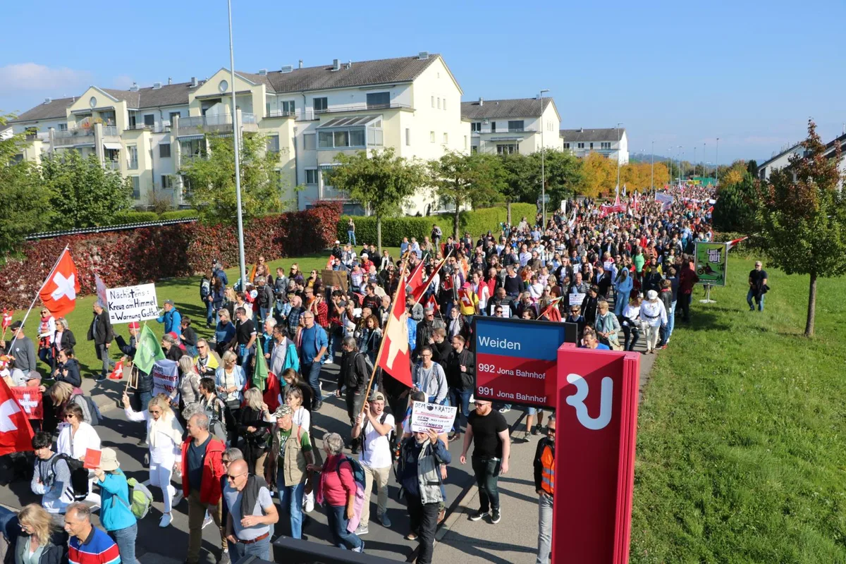 https-zueriost-ch-sites-default-files-elvis-media-2021-10-favorit%2520demostart%2520volk%2520evtl-%2520front_preview-jpg Sie füllten am Samstag die Strassen von Rapperswil-Jona: Tausende Gegner der Corona-Massnahmen.