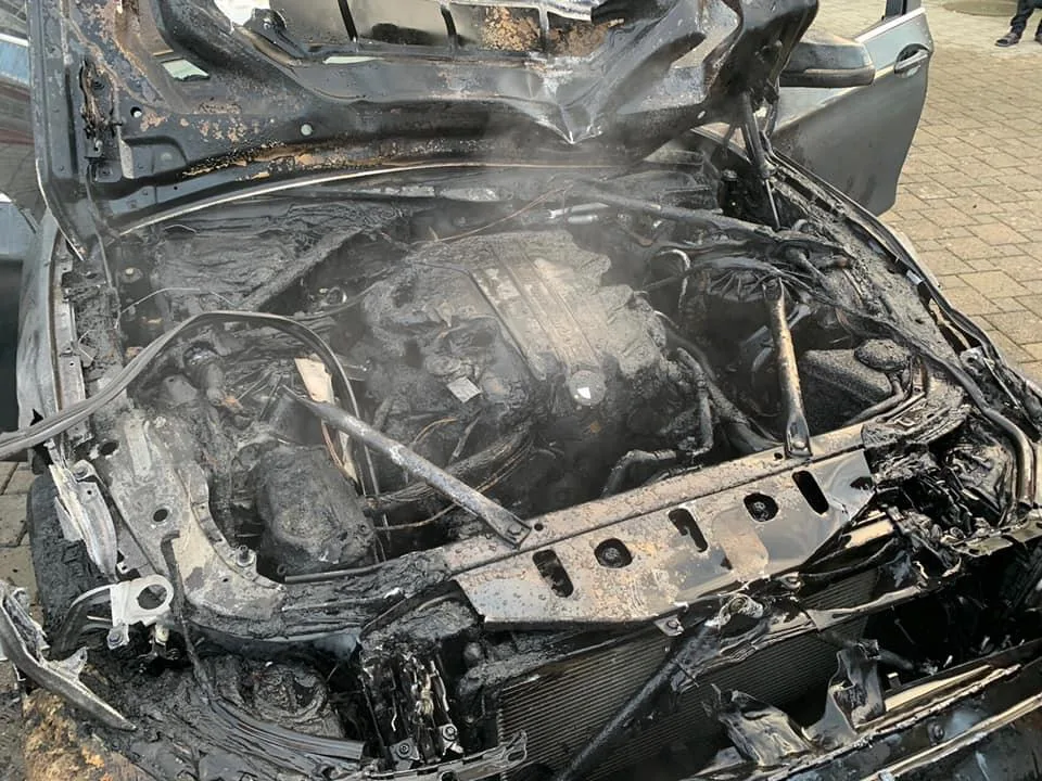 https-zueriost-ch-sites-default-files-elvis-media-2021-10-feuerwehr%25202_preview-jpg In Weisslingen brannte am Montagabend ein BMW., Der Brand löste einen Einsatz der Feuerwehr aus.