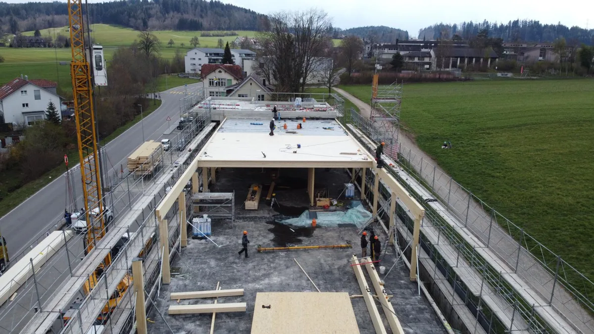 Die Bauarbeiten am neuen Hittnauer Gemeindehaus laufen auf Hochtouren.