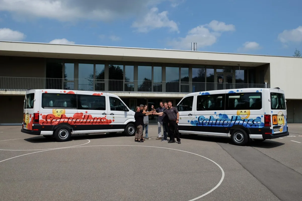 Zufriedene Gesichter bei Schulbusfahrerinnen und Lieferanten bei der Schlüsselübergabe: Die neuen Fahrzeuge sind einsatzbereit.