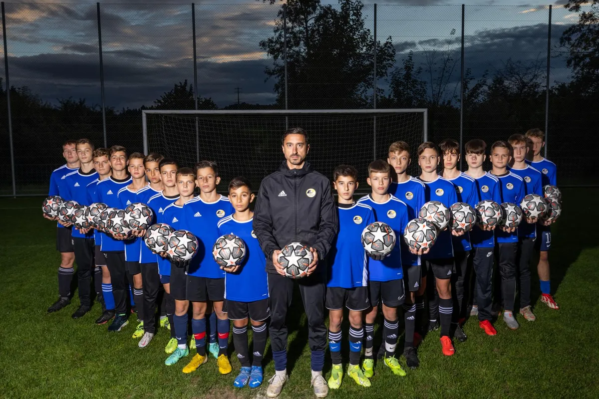 https-zueriost-ch-sites-default-files-elvis-media-2021-10-sport_06102021_juniorenfcw_crm_5_preview-jpg Sportlich können die C-Junioren des FC Wetzikon in der neuen Gruppe gut mithalten., Die Wetziker C-Junioren mit Trainer Giovanni Migliaccio auf dem Sportplatz Meierwiesen.