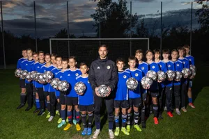 https-zueriost-ch-sites-default-files-elvis-media-2021-10-sport_06102021_juniorenfcw_crm_5_preview-jpg Sportlich können die C-Junioren des FC Wetzikon in der neuen Gruppe gut mithalten., Die Wetziker C-Junioren mit Trainer Giovanni Migliaccio auf dem Sportplatz Meierwiesen.