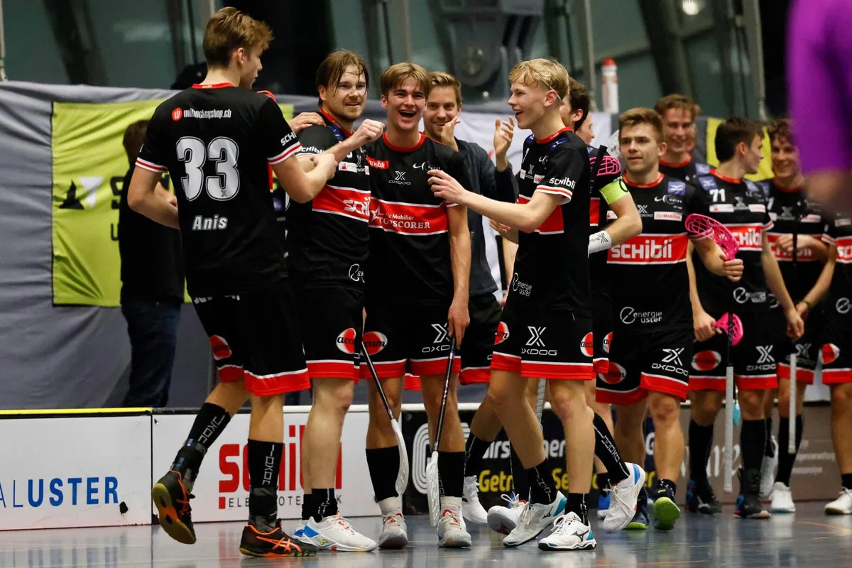 sport_09102021_uhcuster_crm_01_preview Sie haben Grund zum feiern: Gleich acht Tore bejubelten die Ustermer gegen Langnau.