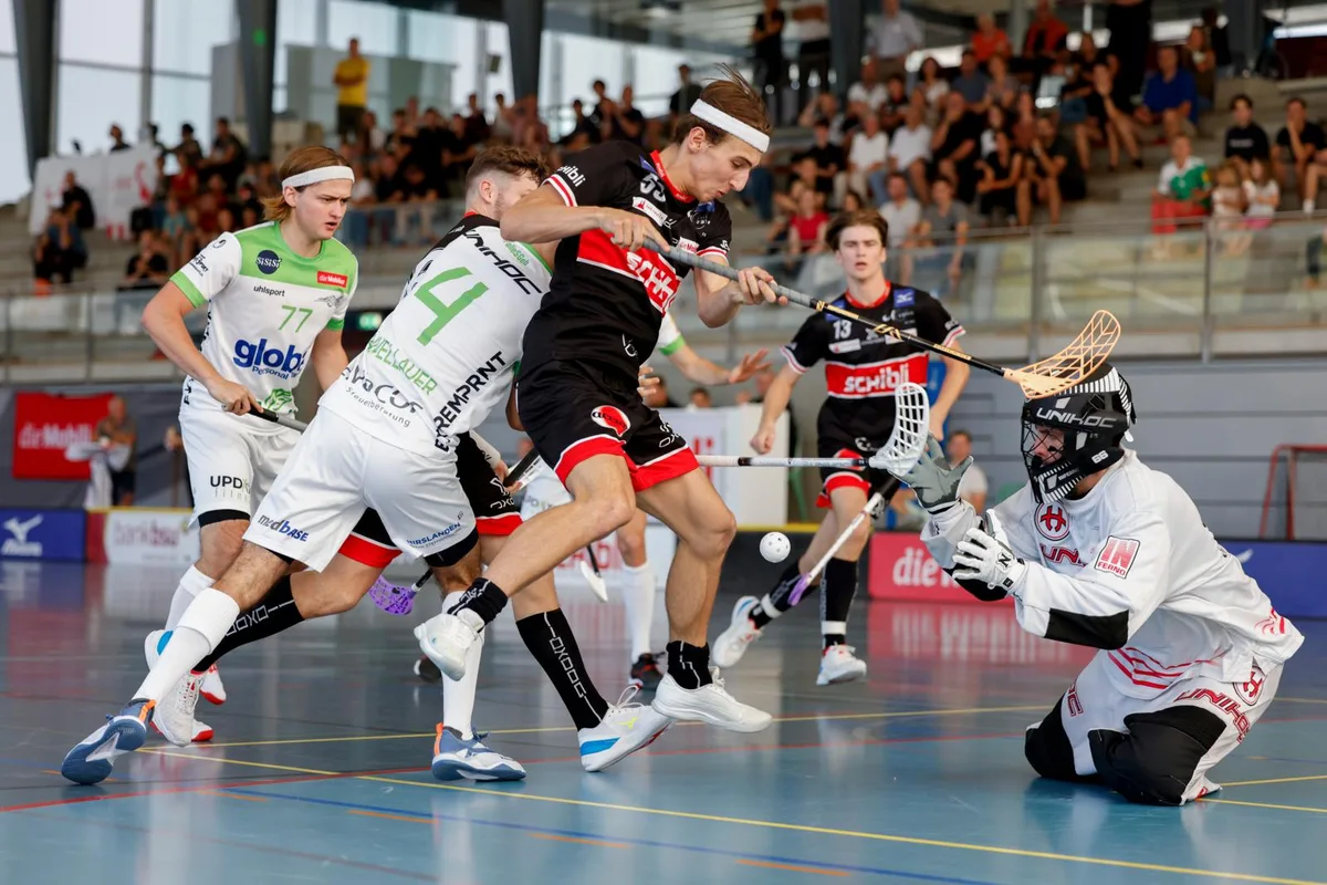 Der UHC Uster (Marcel Arnet, Mitte) traf gegen Wiler-Ersigen erst, als das Spiel schon entschieden war.