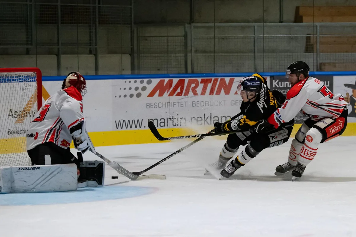 sport_eishockey_wetzikon-bellinzona_16102021_pif-8_preview Lars Mathis (Mitte) war der Wetziker Matchwinner in Aarau. Ihm gelang in der Overtime der Siegtreffer.
