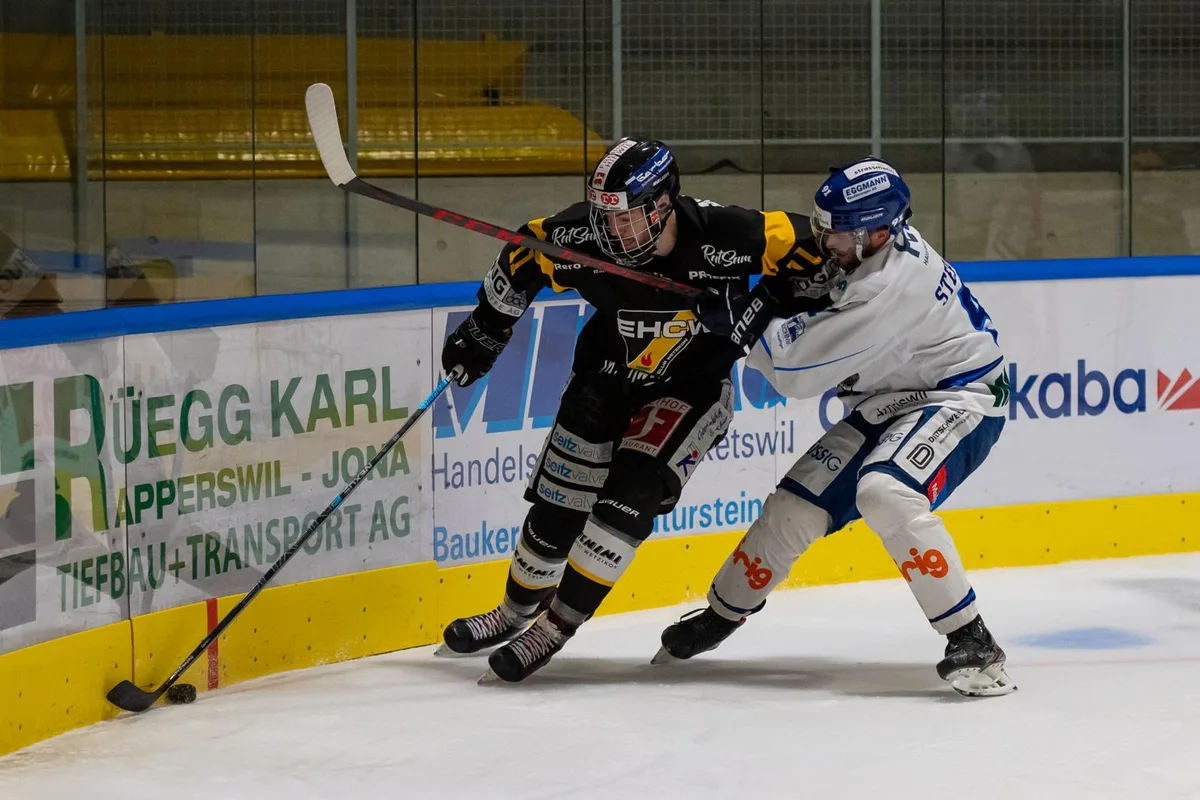 Der EHC Wetzikon (Gian-Andrea Thöny, links) fand den Weg vors Tor in Wil zu selten.