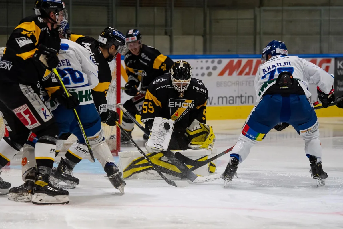 In Bedrängnis: EHCW-Keeper Fabian Ryffel pariert einen Puck - an der Niederlage kann er aber nichts ändern.