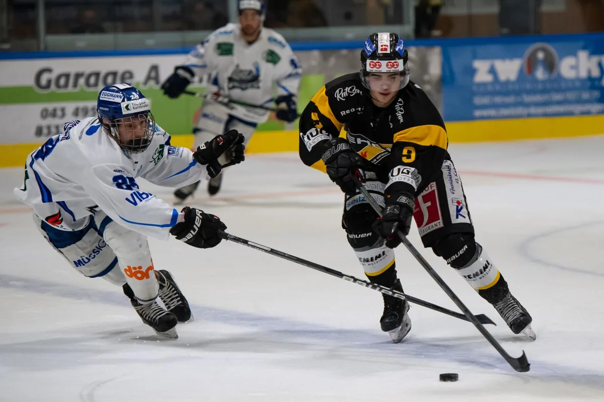 sport_eishockey_wetzikon-pikes_02102021_pif-7_preview Doppelt erfolgreich: Nils Berni (rechts) erzielte für den EHCW in Burgdorf zwei Tore.
