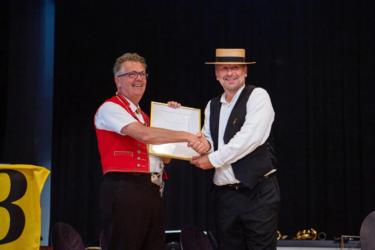 wolfhausen_23102021_goldenerviolinenschluessel_sbo_12_preview Johannes Schmid-Kunz (rechts) aus Bubikon wurde am Samstag mit dem «Goldenen Violinschlüssel» ausgezeichnet., Der Anlass wurde im Geissbergsaal in Wolfhausen gefeiert..., ... und folkloristische Musik durfte bei den Festlichkeiten nicht fehlen.