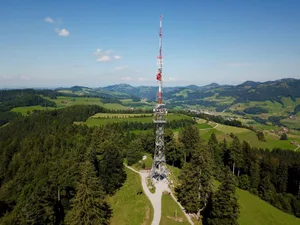 100jahregenossenschaftbachtelkulm_bachtel_hinwil_3_mav_preview Die Entwicklung der Siedlung und Infrastruktur, hier der Bachtelturm, werden im Buch eigene Kapitel gewidmet. , Der Historiker Peter Niederhäuser, hier bei einem Vortrag in der Kirche Wila, arbeitet am neuen Buch über das Oberland mit.