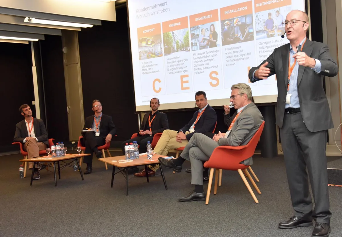 cyber-kriminalita%cc%88t_podiumfdp_patrickburkhalter_hinwil_1_mav_preview Die Talkrunde: Sven Maushake, Diego Schmidlin, Florian Badertscher, Stefan Lenz, Beatrix Frey-Eigenmann und Marc Henauer.