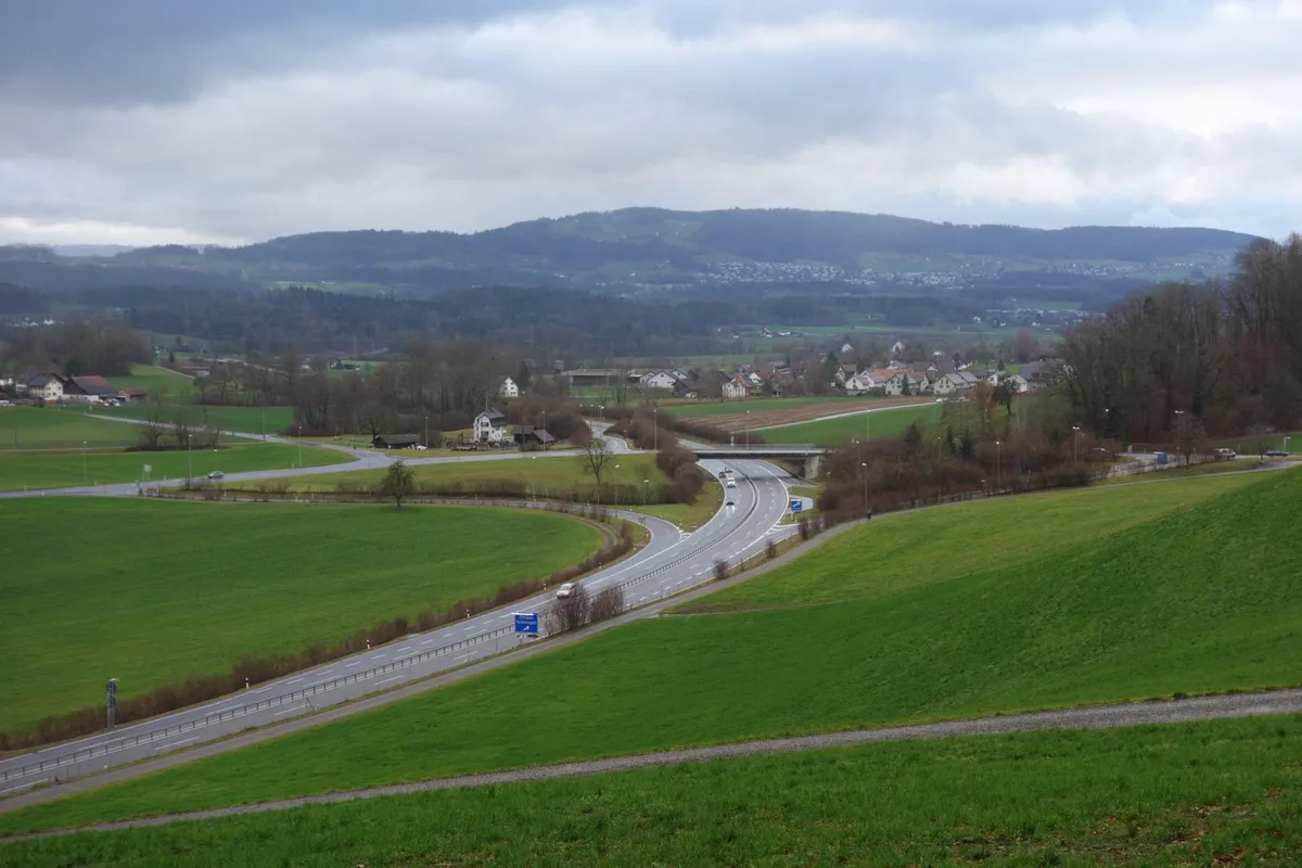 Es bleibt weiterhin offen, ob die Oberlandautobahn hier bei Ottikon in die heutige Forchautostrasse einmünden wird.