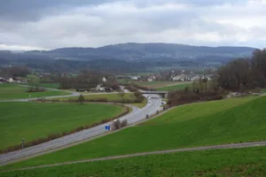 dsc03985_preview Es bleibt weiterhin offen, ob die Oberlandautobahn hier bei Ottikon in die heutige Forchautostrasse einmünden wird.