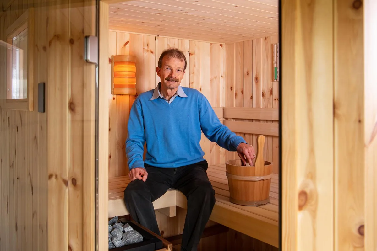 Seit 2000 leitet Lukas Naef die von seinem Vater gegründete Naef Natursauna GmbH in Fehraltorf. , Der gelernte Landschaftsgärtner baut massgeschneiderte Saunas aus unbehandeltem Vollholz - etwa für ein Schlafzimmer wie hier., Auch Naef selber ist hitzeerprobt - das hat ihm bei einer Geschäftsreise nach Finnland geholfen.