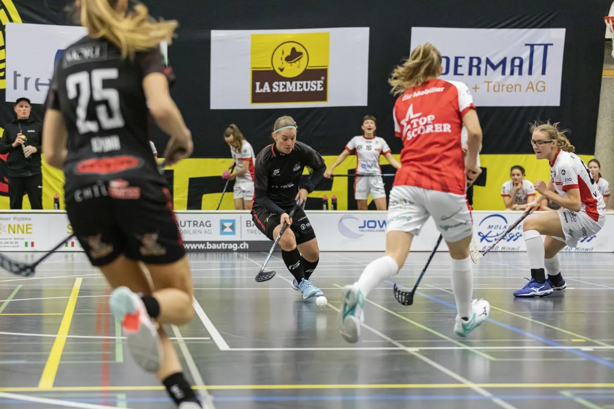 hana%20polakova-11_preview Hana Polakova (Mitte) ist die offensive Lebensversicherung der Floorball Riders.