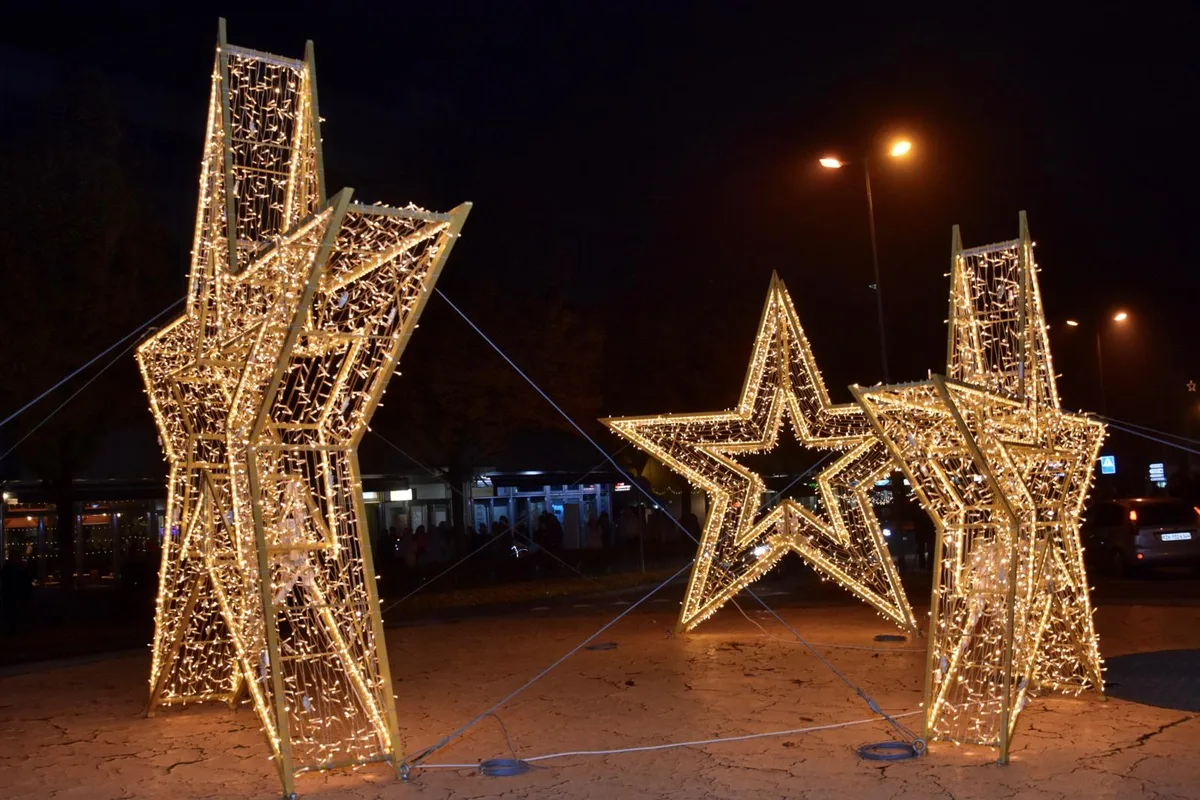illuminationwetzikerstern_kreiselbeimstadthaus_wetzikon_4_mav_preview Am Freitagabend wurde die Adventsbeleuchtung in Wetzikon feierlich illuminiert., Verantwortlich für die Stromzufuhr: Gemeinderat Stefan Lenz., Für den Anlass wurden sogar spezielle Getränke kreiert., Während mehrerer Wochen können Passanten den Wetziker Stern im heller Pracht geniessen.