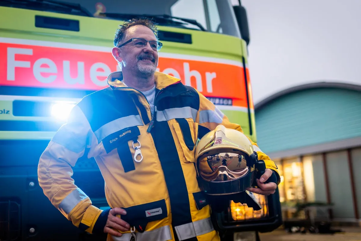 pfaeffikon_20112021_fwuebung_crm_20_preview Feuerwehrkommandant Erich Rubinig hatte am Samstag noch einen letzte Übung zu leiten., Der inszenierte Brand in einer Landi-Filiale in Pfäffikon sorgte für Spektakel., Auch «Verletzte» gehörten zur Übung und mussten von den Pfäffiker Feuerwehrleuten versorgt werden., Erich Rubinig war über 40 Jahre bei der Feuerwehr Pfäffikon., Nun macht der 56-Jährige dem Nachwuchs Platz.