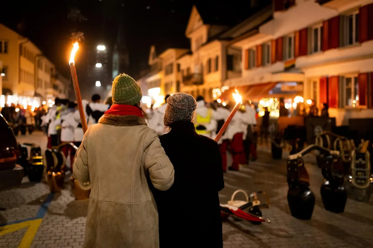 pfaeffikon_23112021_trychler_crm_6_preview Am Dienstagabend, 23. November, zogen Freiheitstrychler und Fackelträger durch Pfäffikon., Sie demonstrierten gegen die Corona-Massnahmen, indem ... , ... sie durch die Fussgängerzone zogen., Dadurch wurde der Verkehr nicht tangiert., Die Gemeinde hatte den Anlass im Vorfeld bewilligt.