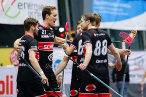 sport_20112021_uheuster_crm_08_preview Die Spieler des UHC Uster freuen sich über den 8:3-Sieg gegen Zug United.