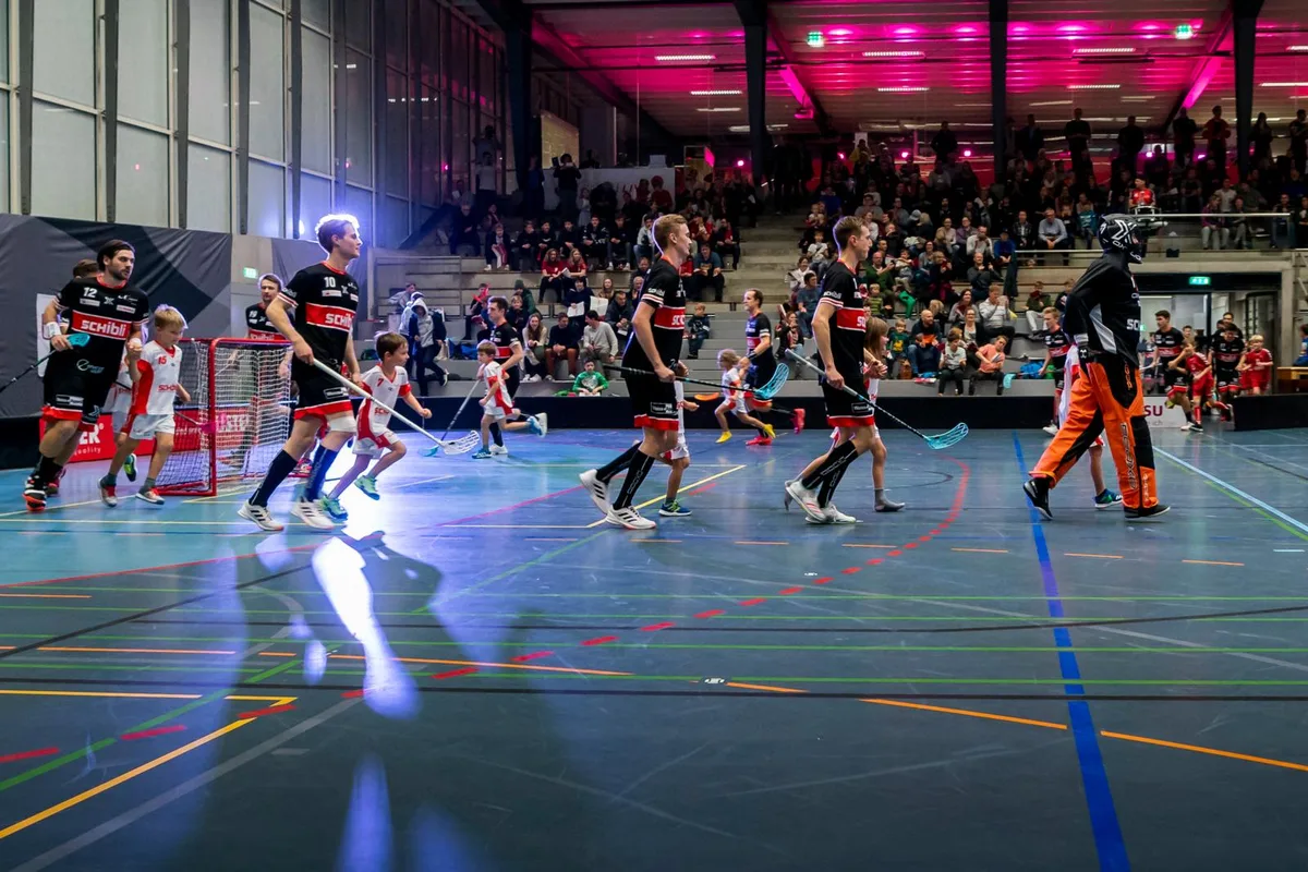 sport_24112019_unihockey_crm_20_preview Das NLA-Unihockeyteam des UHC Uster ist seit jeher das Zugpferd der Uster Games., Auch Biber Bibo dürfte an den Uster Games wieder seine Aufwartung machen.