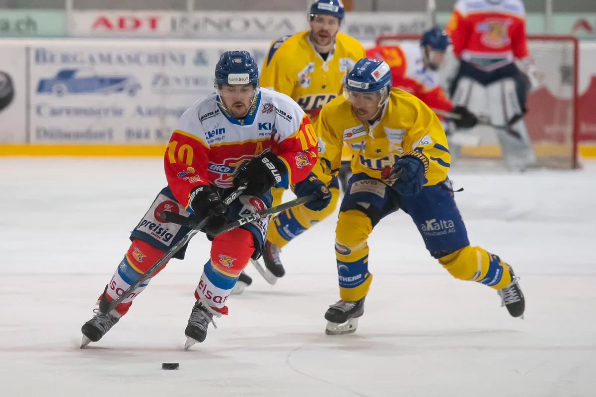 sport_eishockey_d%c3%bcbendorf-d%c3%bcdingen_271121_pif-9_preview Der EHC Dübendorf (Raphael Röthlisberger, links) wendet dasselbe Modell wie ein Grossteil der MSL-Klubs an. , Einzig die Düdingen Bulls (Goalie Colin Stauffacher) setzen in ihrem Stadion auf 2G., In sämtlichen Stadien der Erstliga-Ostgruppe, in der der EHC Wetzikon spielt, gelten dieselben Regeln.