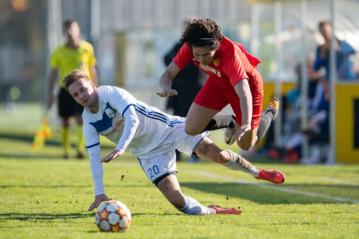 sport_fussball_bassersdorf-r%c3%bcti_31102021_pif-11_preview Der FC Rüti (Dennis Aberia) stolperte auch über die Hürde Bassersdorf (Janick Duske). , Die Brüttiseller Trainer Stipe Kelava und Victor Dionisio können mit der bisherigen Ausbeute nicht zufrieden sein.