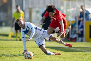 sport_fussball_bassersdorf-r%c3%bcti_31102021_pif-11_preview Der FC Rüti (Dennis Aberia) stolperte auch über die Hürde Bassersdorf (Janick Duske). , Die Brüttiseller Trainer Stipe Kelava und Victor Dionisio können mit der bisherigen Ausbeute nicht zufrieden sein.