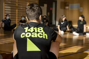 _oho0669_preview In den Sporthallen der Kantonsschule Zürcher Oberland in Wetzikon wurden angehende 1418coaches ausgebildet., Nico Bruderer zeigt wie die Übung korrekt ausgeübt werden soll., Nico Bruderer vom Turnverein Fehraltorf., Mit der nötigen Körperspannung: Nico Bruderer (links)., Nico Bruderer beobachtet genau die Übung., Svenja Beerli vom Turnverein Grüningen., Svenja Beerli coacht an der Reckstange ..., ... und korrigiert wenn es nötig ist., Die einen Jugendlichen beobachten, die anderen zeigen vor.