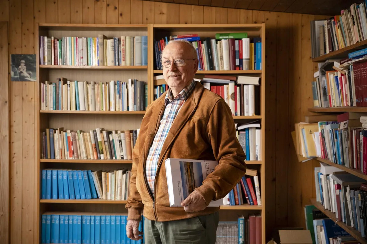 _oho0850_preview Der Theologe Prof. Dr. Armin Sierszyn arbeitet auch als Rentner regelmässig., Von 1973 bis 2013 war Armin Sierszyn Professor für Theologie an der STH Basel., Laut Armin Sierszyn ist die Theologie eng mit der Heimatkunde verbunden.