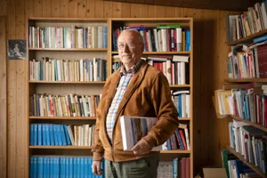 _oho0850_preview Der Theologe Prof. Dr. Armin Sierszyn arbeitet auch als Rentner regelmässig., Von 1973 bis 2013 war Armin Sierszyn Professor für Theologie an der STH Basel., Laut Armin Sierszyn ist die Theologie eng mit der Heimatkunde verbunden.