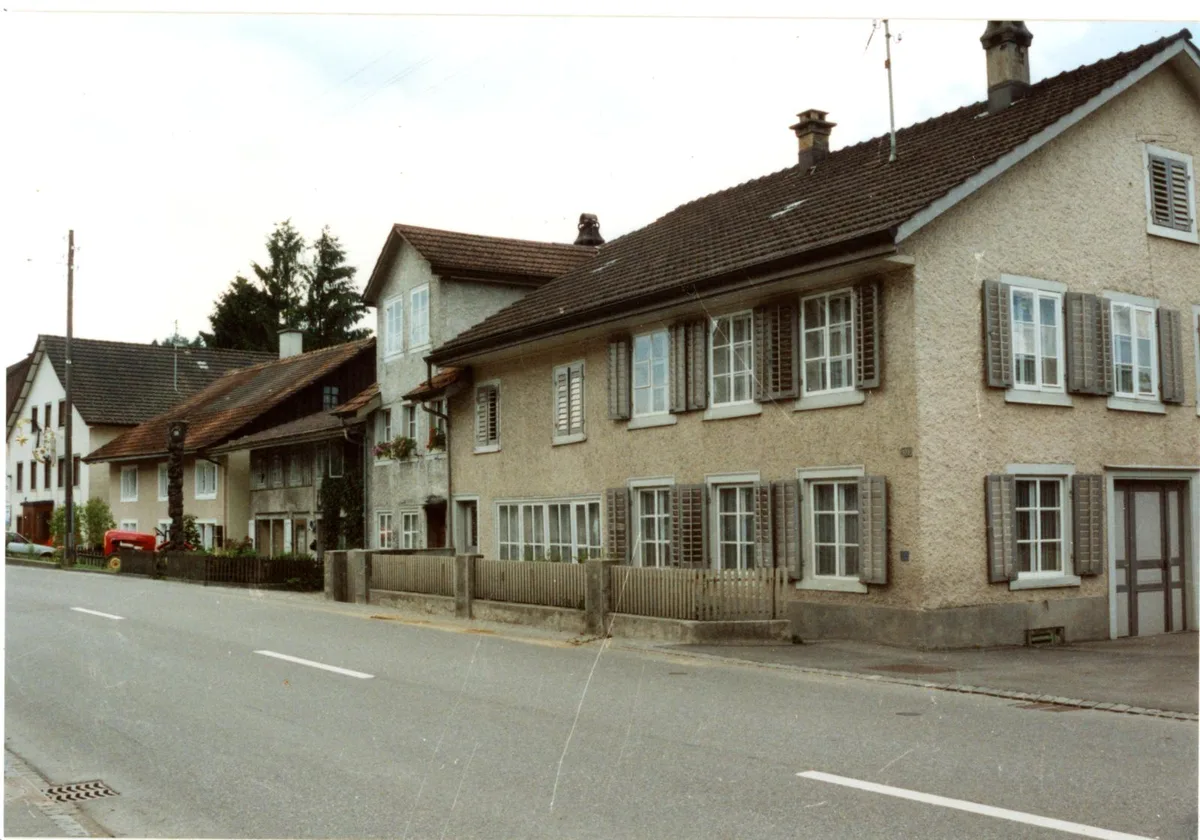 Das Haus an der Tösstalstrasse 110 ist eingegliedert in eine ganze Häuserzeile (Aufnahme: 1960er Jahre)., So präsentierte sich das Haus ums Jahr 1900 …, … und so sieht es heute aus.