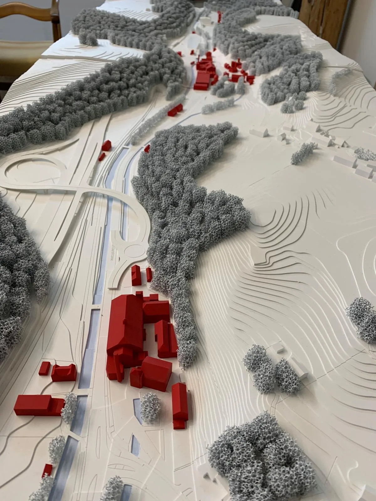 Blick auf das Floos-Ensemble, neben dem dereinst auch die Autobahnauffahrt Wetzikon-West erstellt werden soll. (Modellfoto: cb)