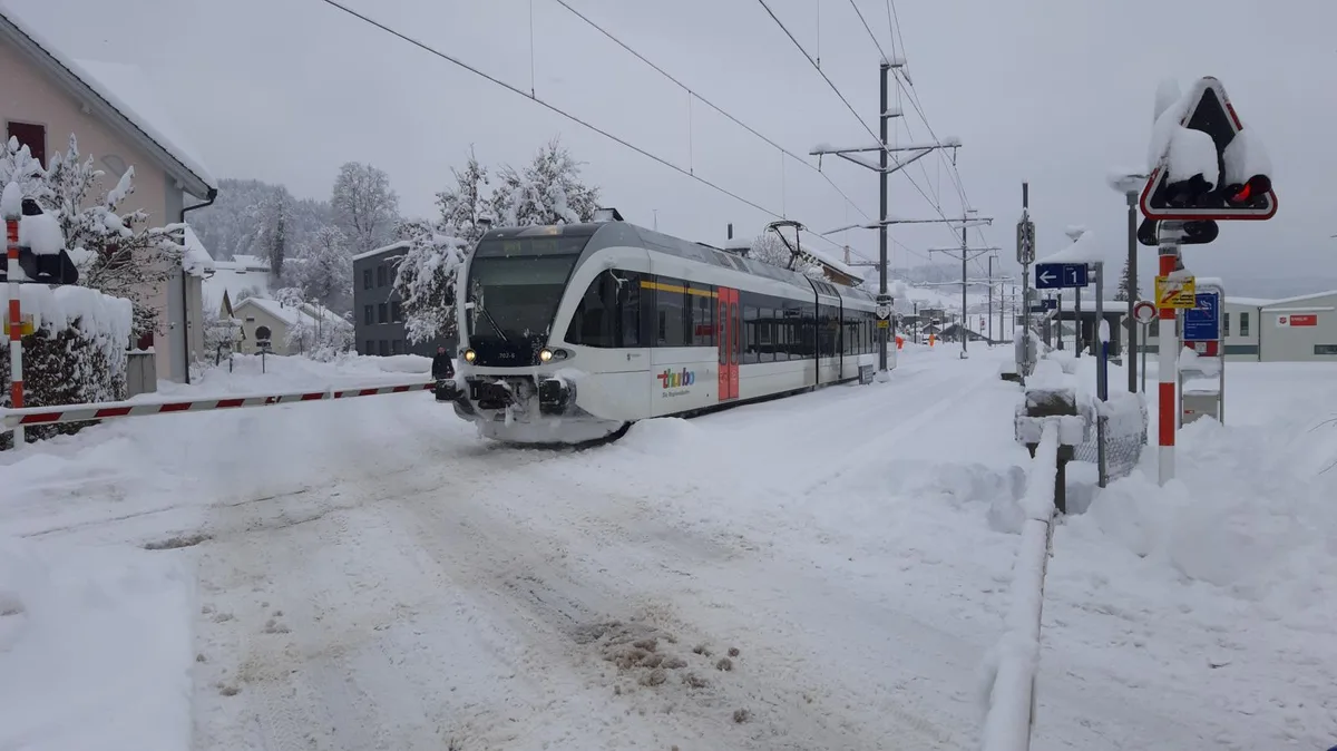 Nach dem grossen Schnee am 15. Januar 2021 konnte die Tösstalbahn erst am Nachmittag wieder verkehren.