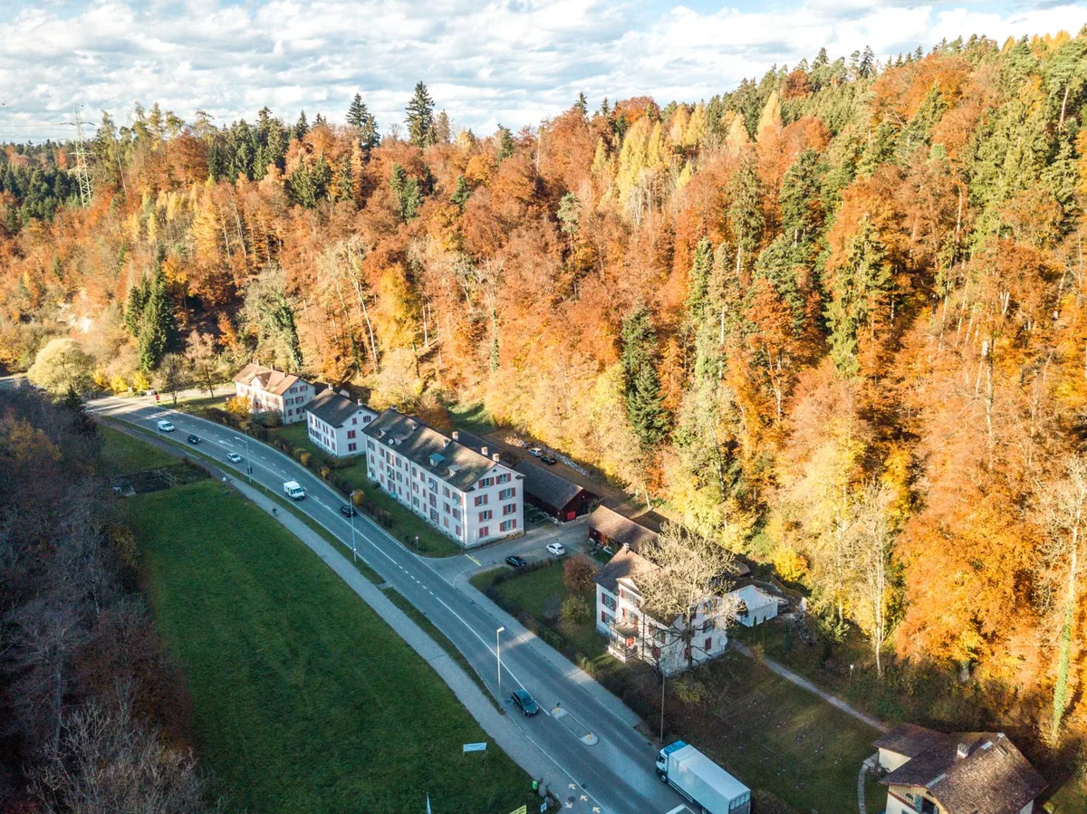 20210616_hiag_aathal_verkauf_pd_preview «S chli Aargau» in Unter-Aathal ist in neuen Händen: Eine Zürcher Baugenossenschaft hat die Siedlung übernommen. , In den ehemaligen Kosthäusern wohnten einst die in der nahen Spinnerei beschäftigten Arbeiter.