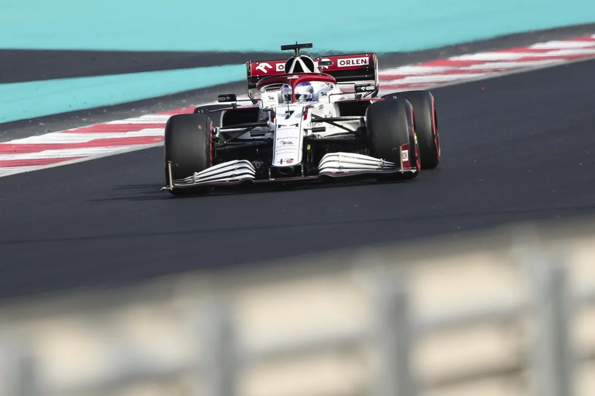 20211211132644881_preview Kimi Räikkönen konnte im finalen Rennen seiner langen Karriere nicht mehr brillieren., Die Weltmeister-Faust: Max Verstappen entschied den Titelkampf für sich. , Lewis Hamilton wurde kurz vor Schluss noch abgefangen. Ihm blieb nur der Frust.