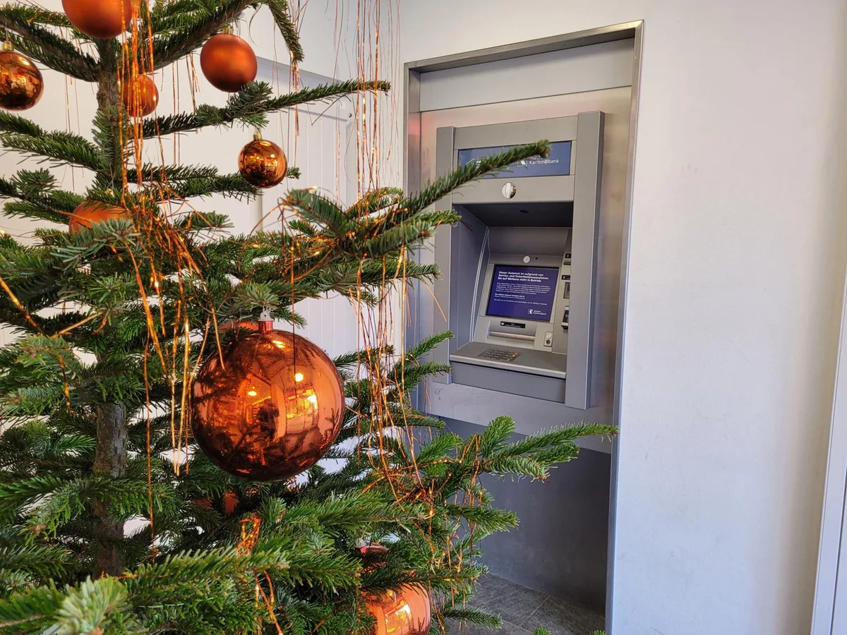 bankomat%202_preview Der ZKB-Bancomat in Bäretswil ist frühestens zu Beginn des neuen Jahres wieder in Betrieb., Wer in Bäretswil Bargeld beziehen will, muss bis auf Weiteres nach Bauma ausweichen.