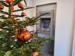 bankomat%202_preview Der ZKB-Bancomat in Bäretswil ist frühestens zu Beginn des neuen Jahres wieder in Betrieb., Wer in Bäretswil Bargeld beziehen will, muss bis auf Weiteres nach Bauma ausweichen.