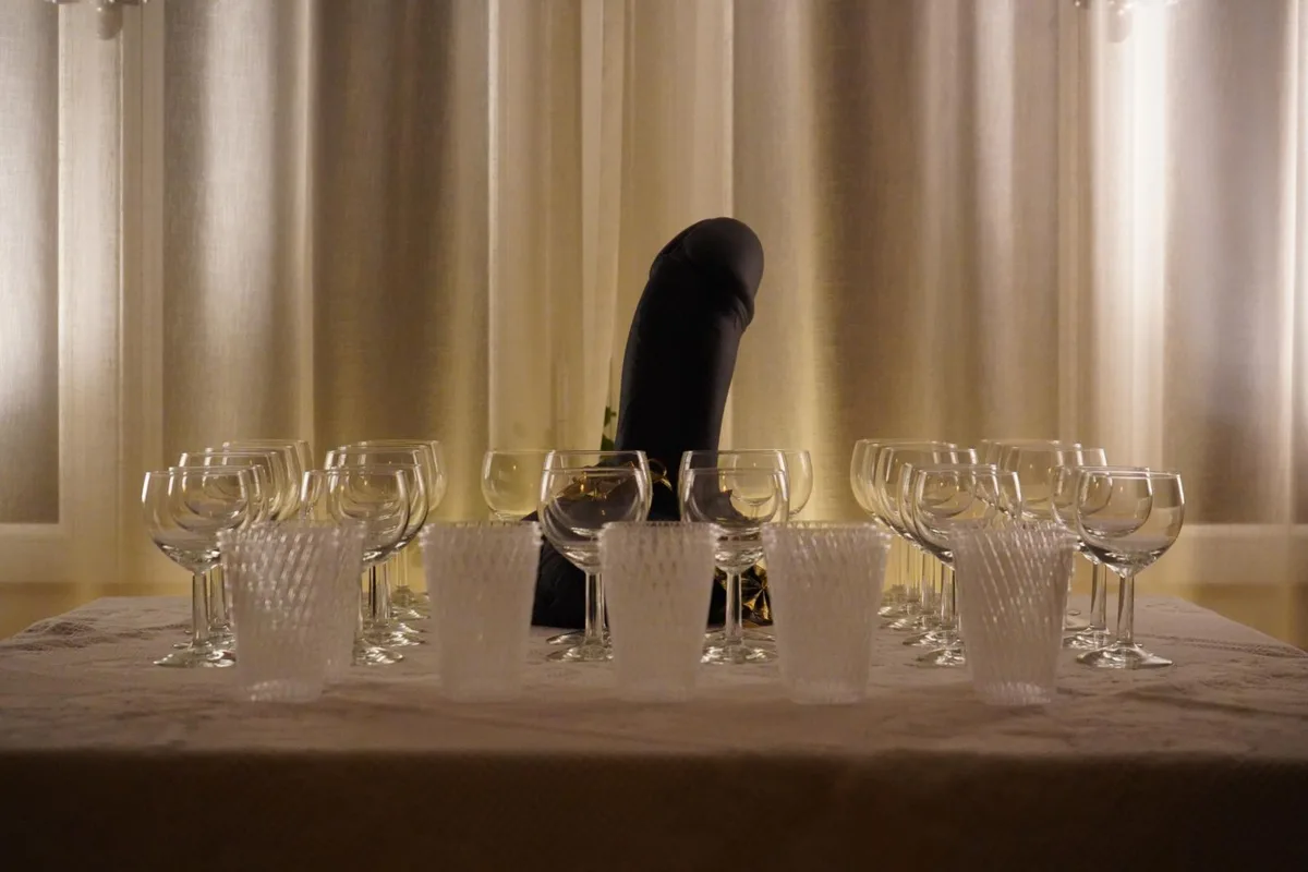 dsc00495_preview_0 Bereit für den späteren Apéro: Getrunken wird aus Weingläsern, der Penis ist nur Dekoration., Die Gastgeber des Abends: János Stefan Buchwardt und die Sängerin Gabriella Azoulay., Aufführungsort: Der Grüne Salon in der Alten Kanzlei in Wald.