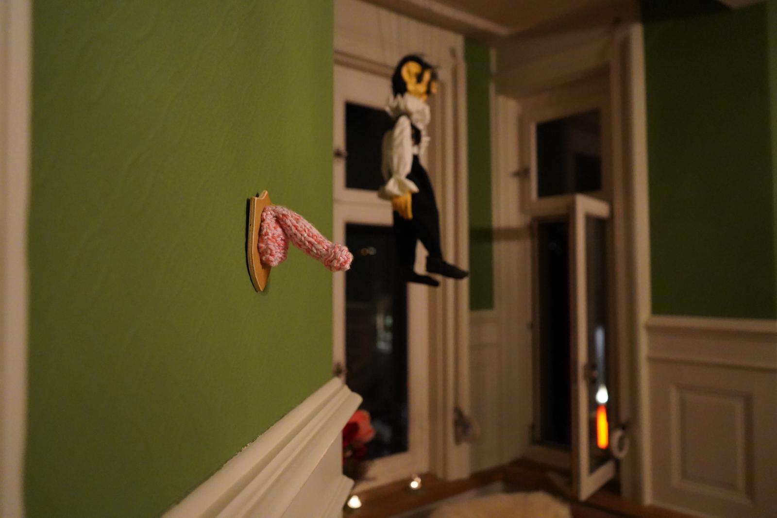 Ein Penis hängt an einer Wand.