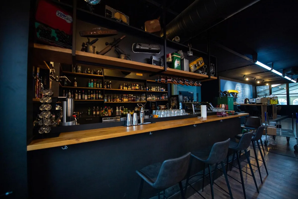 Das Bild zeigt die Bar "d'Garage" in Hinwil im Industriegebiet, sie wird von Barbara Eichenberger, Markus und Rahel Künzli geführt.