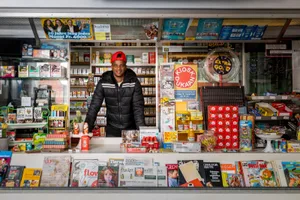 hinwil_07122021_kiosk_crm_11_preview Seit November leitet Mohamed Cabdirisaq den Kiosk «Dukaan» in Robenhausen. , Der Kiosk mit der dazugehörigen Garage soll zu einem Treffpunkt im Quartier werden. , Neben gewöhnlichen Kioskartikeln findet man auch ungewöhnliche Dinge aus dem Brockenhaus.