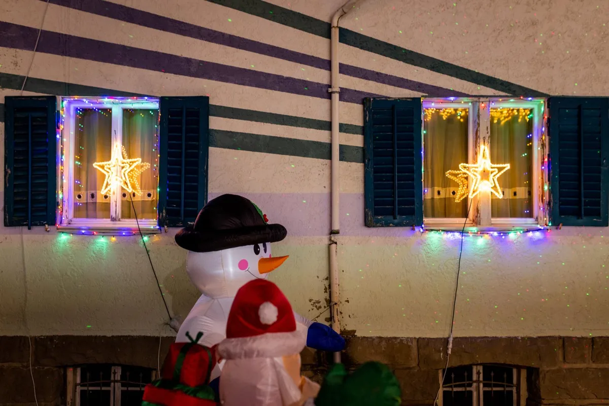 Ein dekoriertes Einfamilienhaus in der Weihnachtszeit.